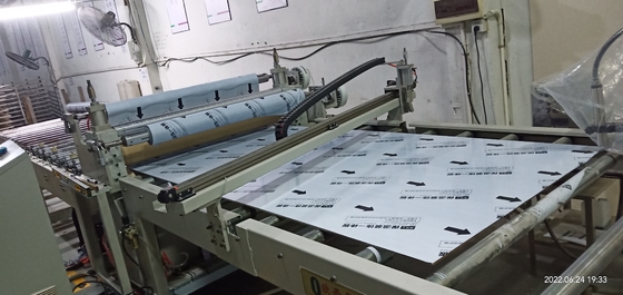 3000KG 容量フィルムラミネーションマシン,リローリングと 0-100m/min リローリング速度